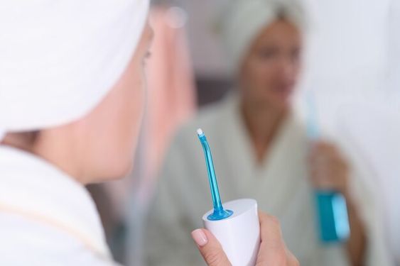 واترجت دندانی چیست و مناسب چه کسانی است؟ + کاربرد آن 2 واترجت دندانی چیست