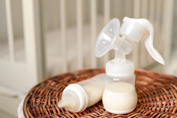 دوشیدن شیر مادر با شیردوش دستی